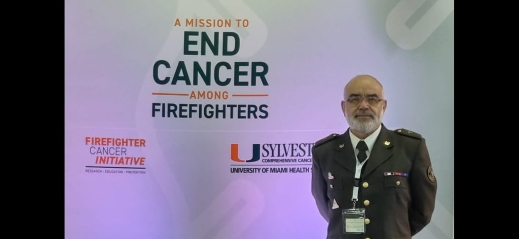 Robinson Talavera con uniforme de bombero en una actividad internacional de formación y prevención