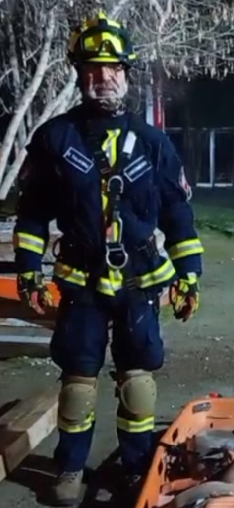 Robinson Talavera con equipo de bombero en contexto operativo de emergencias
