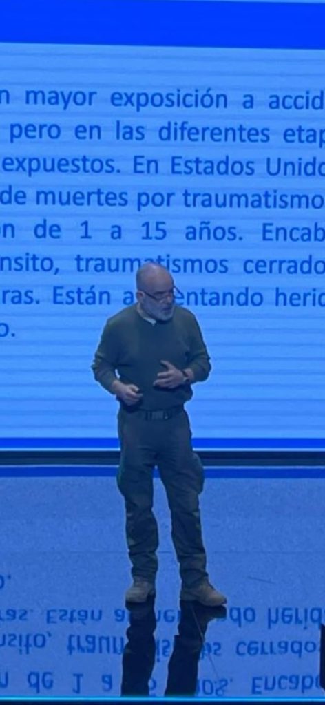 Robinson Talavera exponiendo en una instancia formativa sobre trauma y emergencias