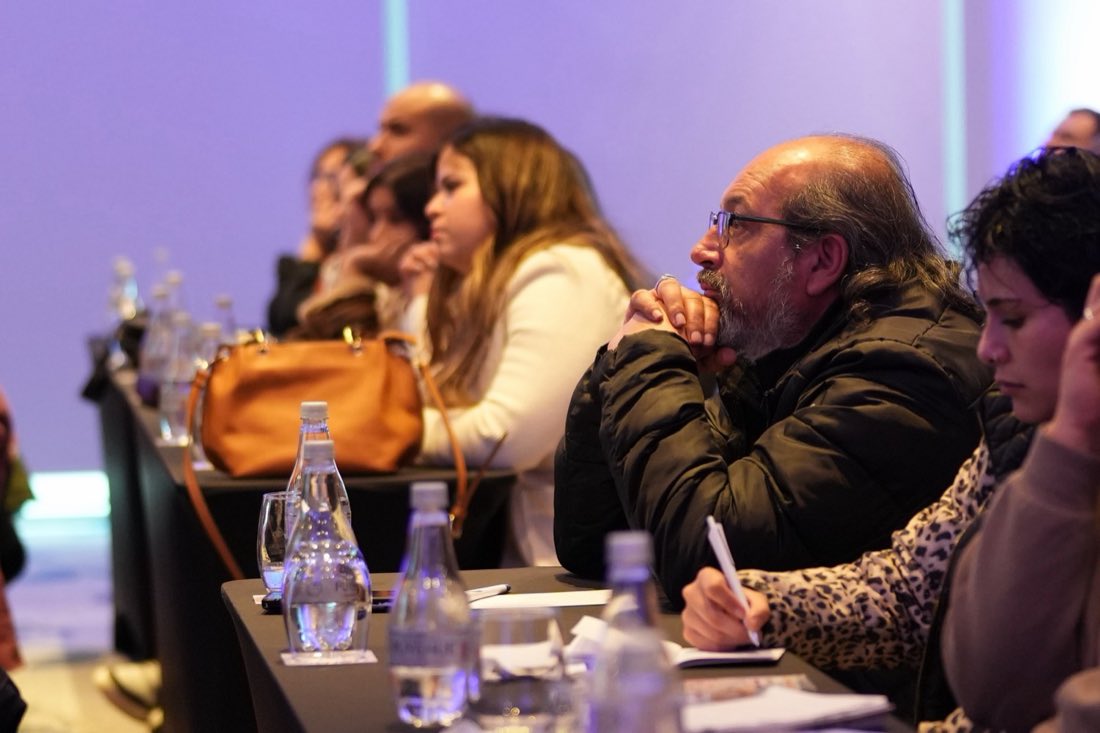Asistentes tomando apuntes en el congreso 2025