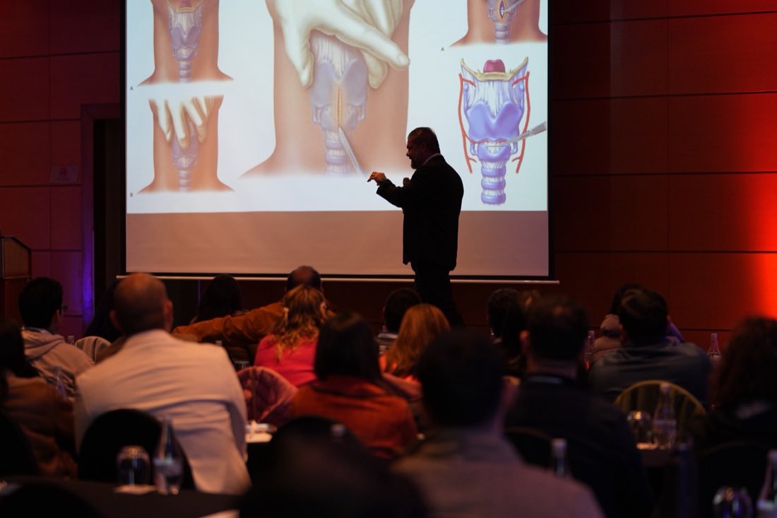 Ponente exponiendo en el Update Medic Congress 2025